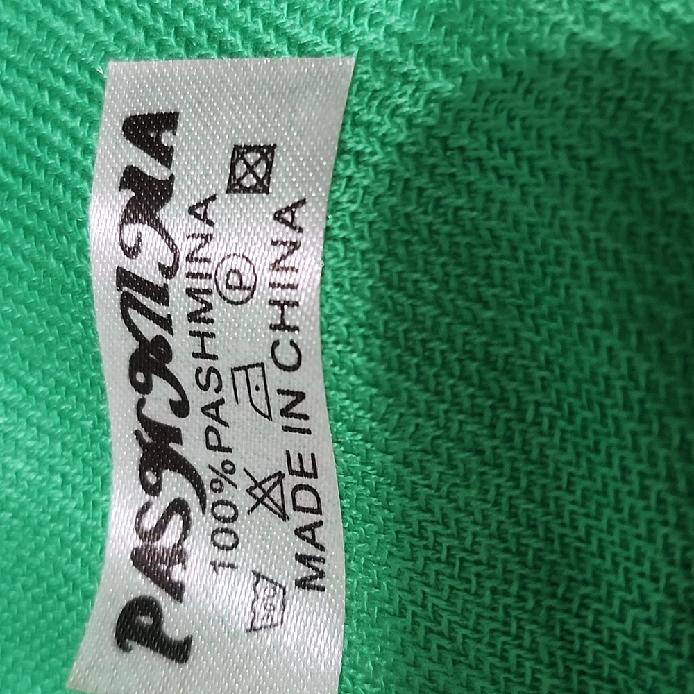 Pashmina Kelly Green Scarf with Fringes and Soft Texture - Picture 3 of 3